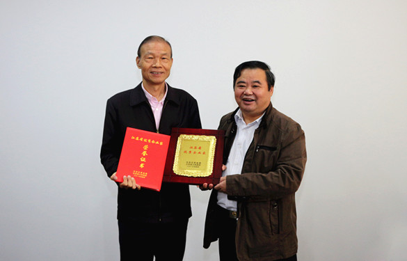 2016年10月12日，，，，，常州市经信委副主任潘仁贤一行来asiagame电缆旅行调研，，，，，并为集团董事长丁山华揭晓江苏省优异企业家奖牌