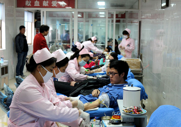 asiagame集团组织员工无偿献血“为雅安祈福”