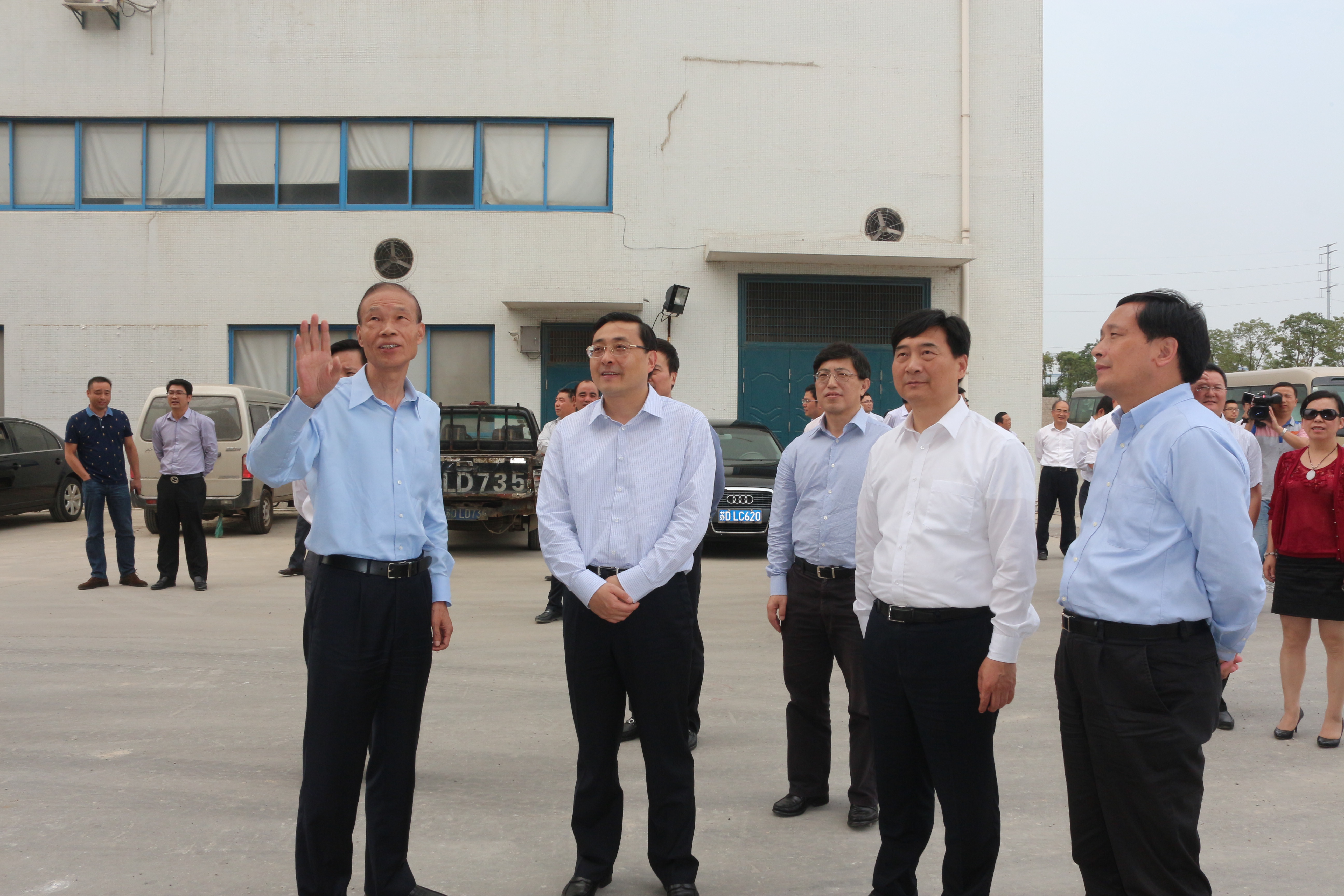 10月10日，，，，，，常州市市长费高云一行来asiagame电缆督查西厂区三期工程建设情形