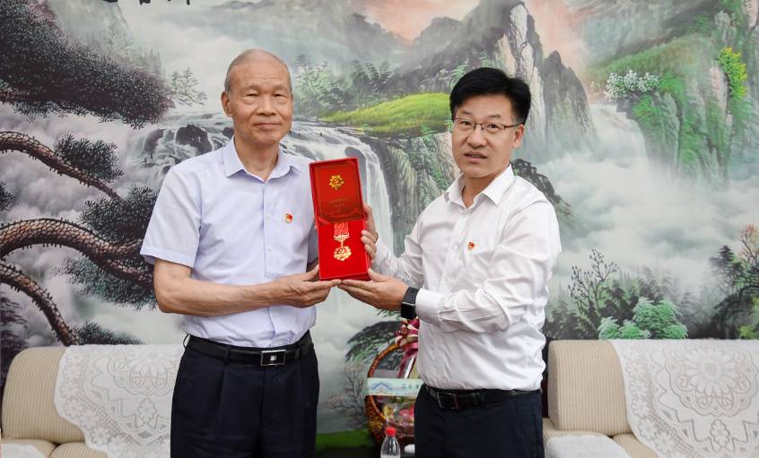 殷殷关切传党情 深深嘱托暖人心---溧阳市委书记叶明华“七一”探望慰问asiagame电缆“庆幸在党50年”老党员丁山华